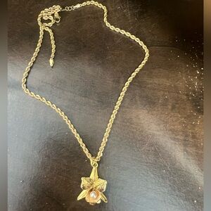 Chaîne avec pendentif orchidée en or 18k pèse 5 grammes neuf 17 pouces